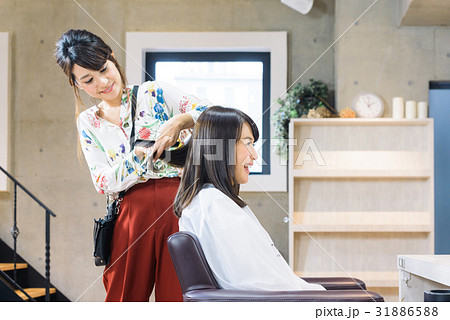 若い女性美容師と女性客 若い女性美容師と女性客 31886588