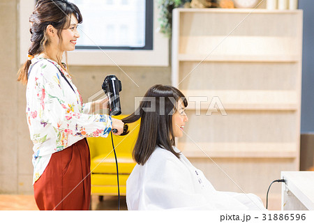 若い女性美容師と女性客 31886596