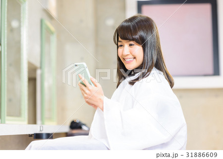 美容院 スマホを持つ女性 美容院 スマホを持つ女性 31886609