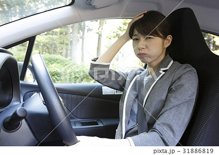 道に迷った女性ドライバー 道に迷った女性ドライバー 31886819