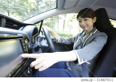 ナビを設定する女性ドライバー 31887011