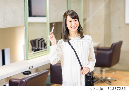 若い女性美容師 31887286