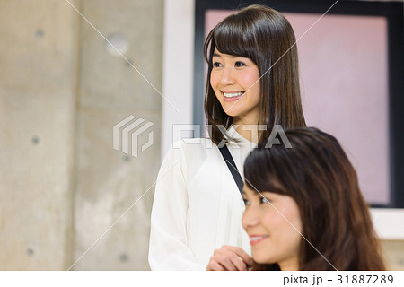 若い女性美容師と女性客 若い女性美容師と女性客 31887289