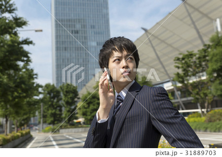 東京駅　八重洲口でスマホで話すビジネスマン 31889703