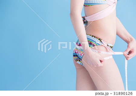水着の女性・ブルーバック 31890126