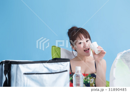水着の女性・ブルーバック 31890485