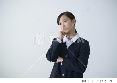 考える女子中学生 31893341