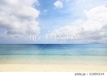 沖縄石垣島の八重山諸島離島の美しいビーチと海の風景写真素材 31894244