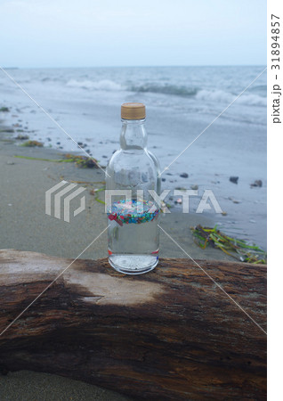 ボトルの中はマイクロプラスチック汚染 31894857
