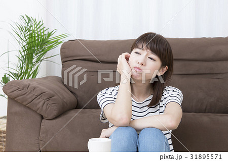 悩む女性 悩む女性 31895571