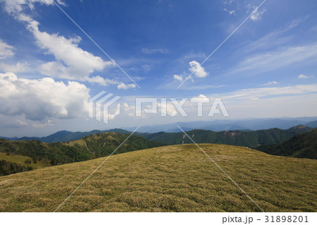 徳島県　剣山山頂　東側テラスからの風景 31898201