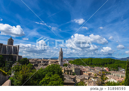 Girona old town view with green mountains and blue 31898593
