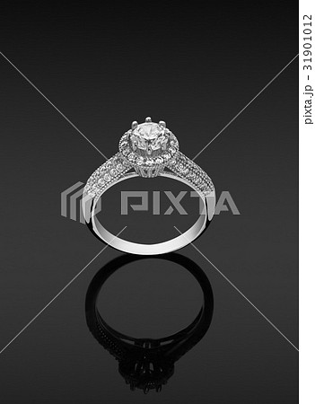women ring with diamonds 31901012