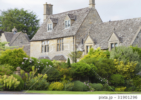 old stone houses with flowering gardens in village old stone houses with flowering gardens in village 31901296