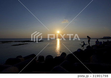 北谷サンセットビーチからの夕日 31901798