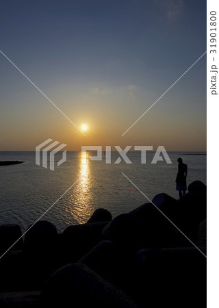 北谷サンセットビーチからの夕日 31901800