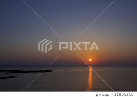 北谷サンセットビーチからの夕日 北谷サンセットビーチからの夕日 31901810