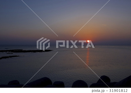 北谷サンセットビーチからの夕日 31901812