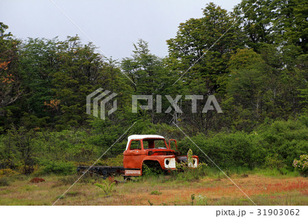 An old rusted vintage truck abandoned, Chile 31903062