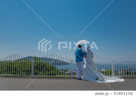 初夏の小豆島でロケーション　語り合う二人　ウェディングドレスと青いタキシード 31903158