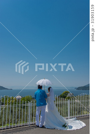 初夏の小豆島でロケーション　語り合う二人　ウェディングドレスと青いタキシード 31903159