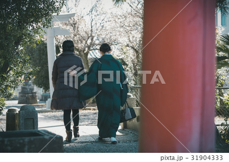 woman during pregnancy or shortly after childbirth woman during pregnancy or shortly after childbirth 31904333