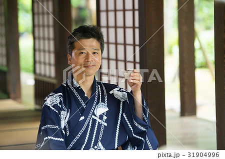浴衣 日本酒 縁側 ミドル 男性 イメージ 浴衣 日本酒 縁側 ミドル 男性 イメージ 31904996