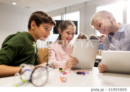 kids with tablet pc programming at robotics school 31905800