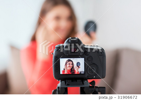 woman with eyebrow pencil recording video at home woman with eyebrow pencil recording video at home 31906672