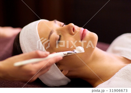beautician applying facial mask to woman at spa beautician applying facial mask to woman at spa 31906673