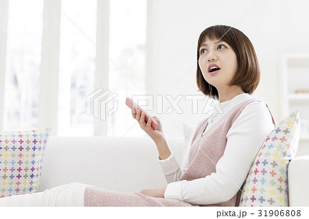 スマートフォンを持つ日本人女性 31906808