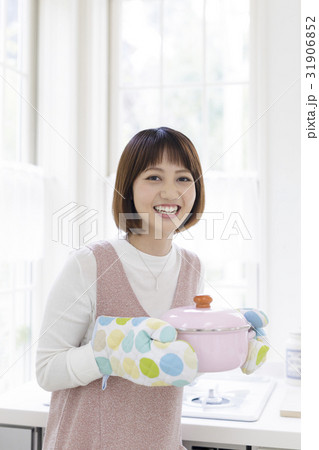 鍋を持つ日本人女性 鍋を持つ日本人女性 31906852