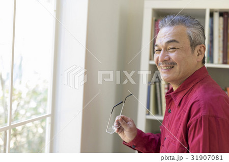 微笑む男性 31907081