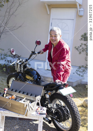 バイクとシニア男性 31907205