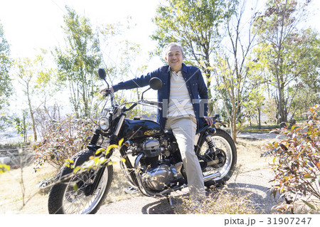 バイクに乗る男性 31907247
