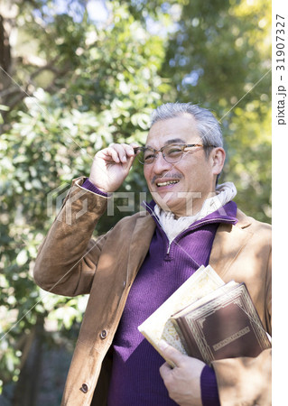 本を持つ男性 31907327