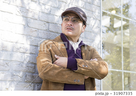 本を持つ男性 31907335