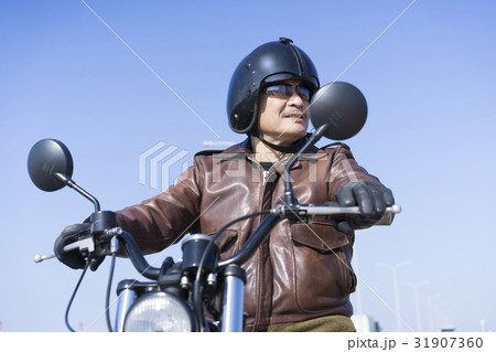 バイクと男性 バイクと男性 31907360