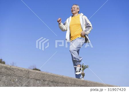 ジョギングする男性 31907420