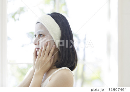 顔にマスクをつけた女性 顔にマスクをつけた女性 31907464