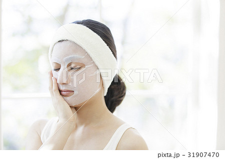 顔にマスクをつけた女性 31907470