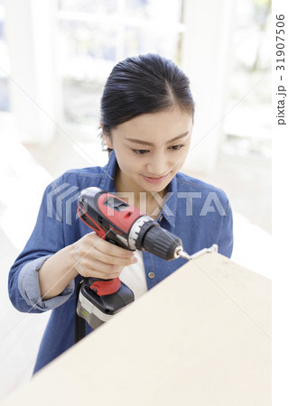 電動ドライバーを使う女性 31907506