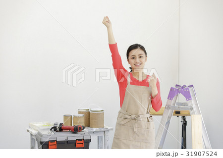 ガッツポーズをする女性 31907524