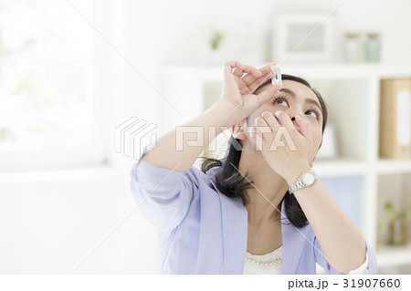 目薬をさすビジネスウーマン 31907660