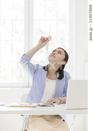 目薬をさすビジネスウーマン 目薬をさすビジネスウーマン 31907666