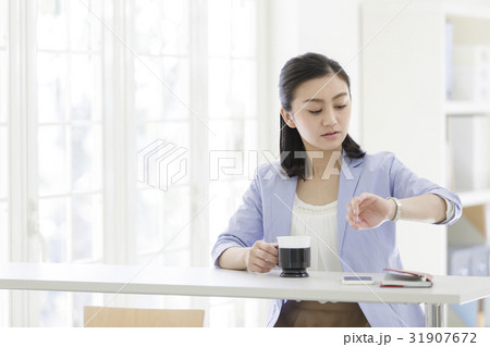 腕時計を見るビジネスウーマン 31907672
