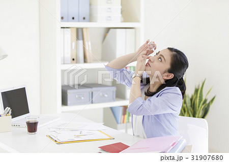 目薬をさすビジネスウーマン 目薬をさすビジネスウーマン 31907680