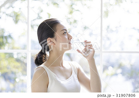 グラス 飲む 写真