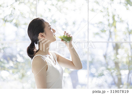 青汁を飲む女性 31907819