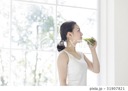 青汁を飲む女性 31907821